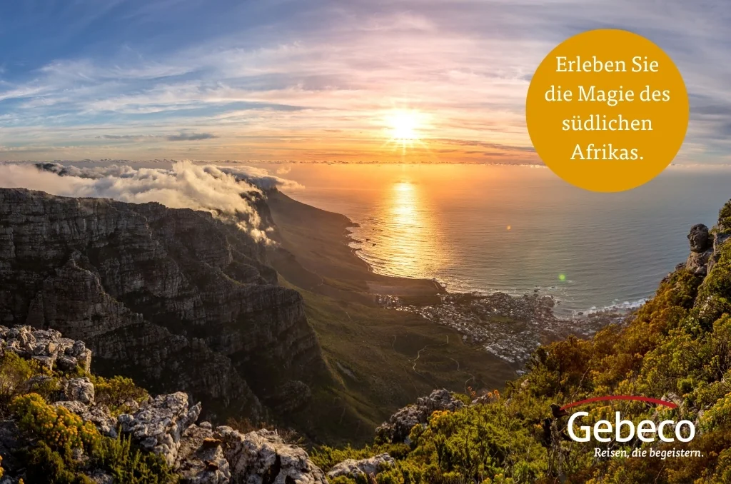 Blick vom Tafelberg auf Kapstadt bei Sonnenuntergang. Küste, Wolken und Meer im goldenen Licht. Text: Magie des südlichen Afrikas erleben. Gebeco Logo. Blick vom Tafelberg auf Kapstadt bei Sonnenuntergang. Küste, Wolken und Meer im goldenen Licht. Text: Magie des südlichen Afrikas erleben. Gebeco Logo.