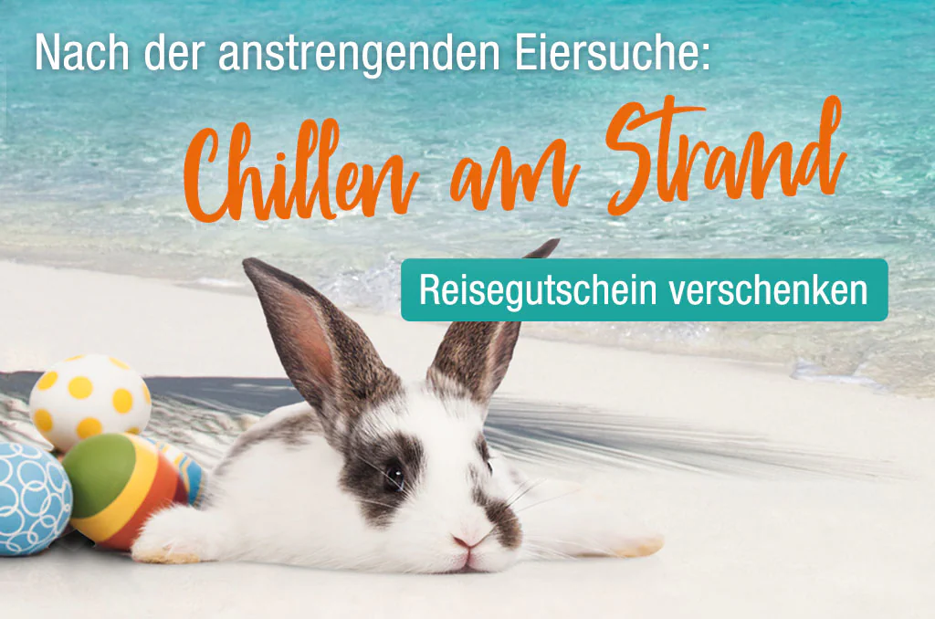 Eine Person entspannt sich in einer weißen Hängematte am Sandstrand, im Hintergrund das blaue Meer. Kaufen Sie einen Reisegutschein, um wertvolle Momente zu verschenken. Hase am Strand mit Ostereiern und Text Chillen am Strand sowie Button Reisegutschein verschenken